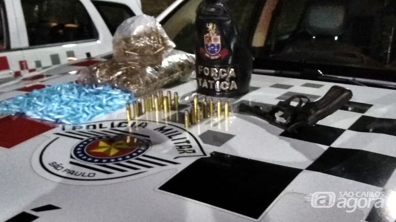 Força Tática encontra drogas e arma em cima de telhado e prende traficante - Crédito: Luciano Lopes
