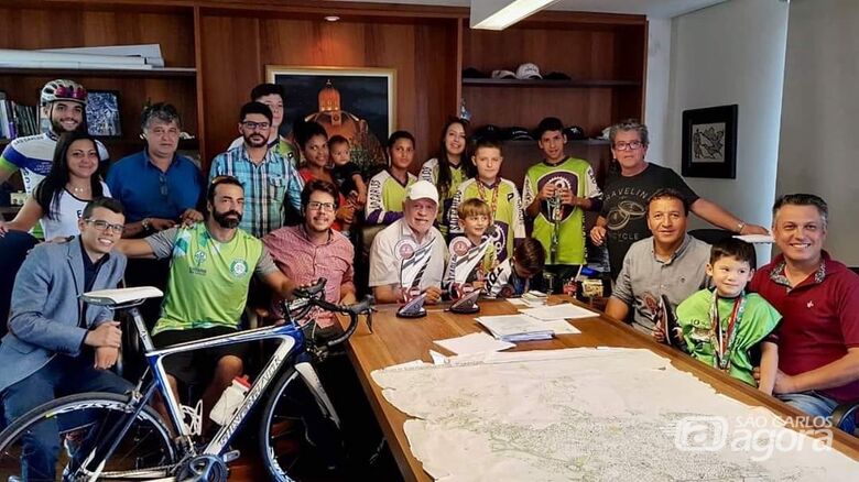 Durante visita a Garcia, equipe de BMX apresenta projeto de área poliesportiva - Crédito: Flor Carrizo