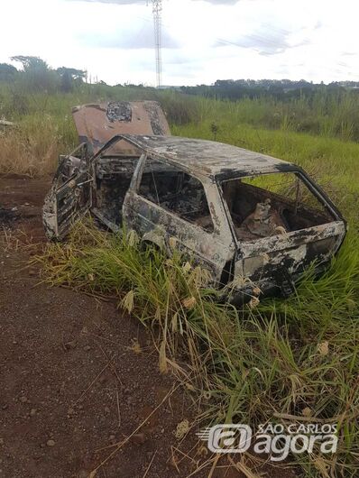 Carros que podem ter sido usados no assassinato do prefeito de Ribeirão Bonito são encontrados queimados em estrada de terra - Crédito: Luciano Lopes