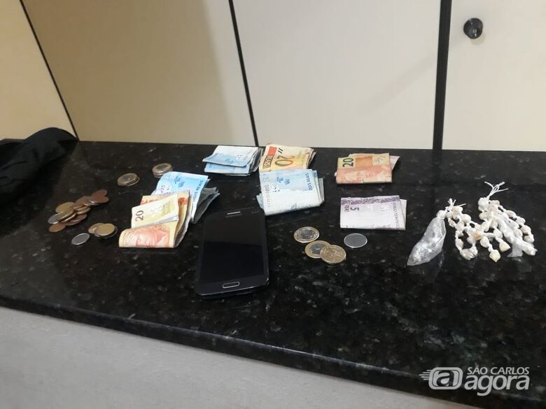 Droga e dinheiro apreendidos com o suspeito - Crédito: Marco Lúcio