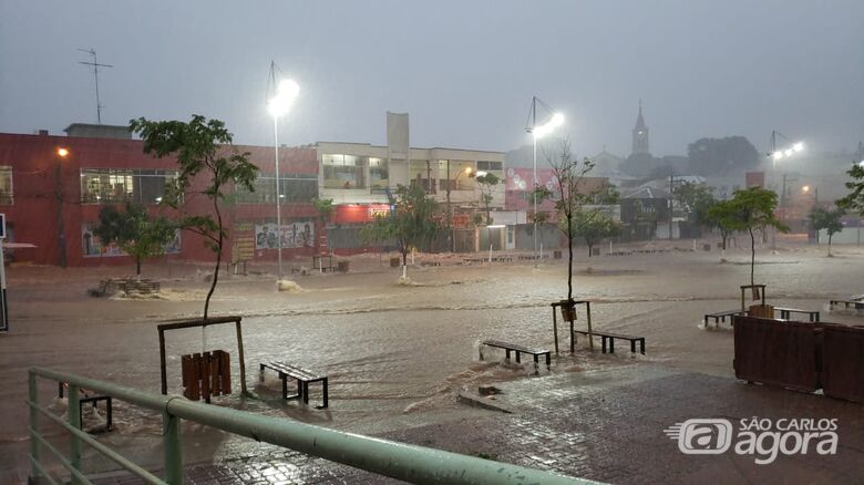 A chuva mais forte dos últimos seis anos traz mais destruição ao centro de São Carlos - Crédito: Maycon Maximino