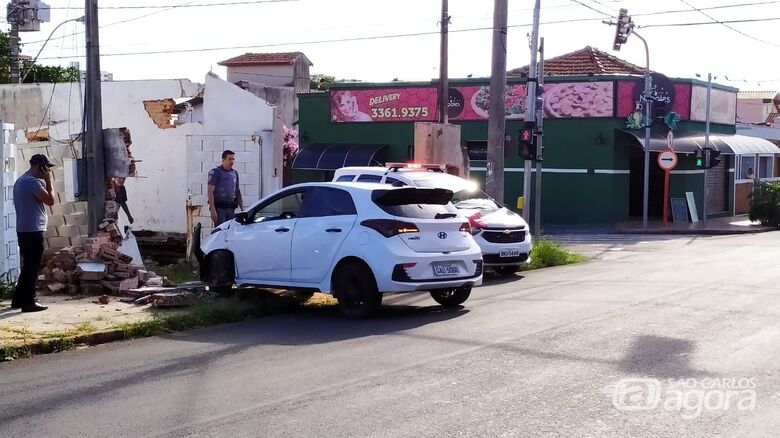 HB20 atingiu portão de casa após ser atingido por outro carro - Crédito: Maycon Maximino