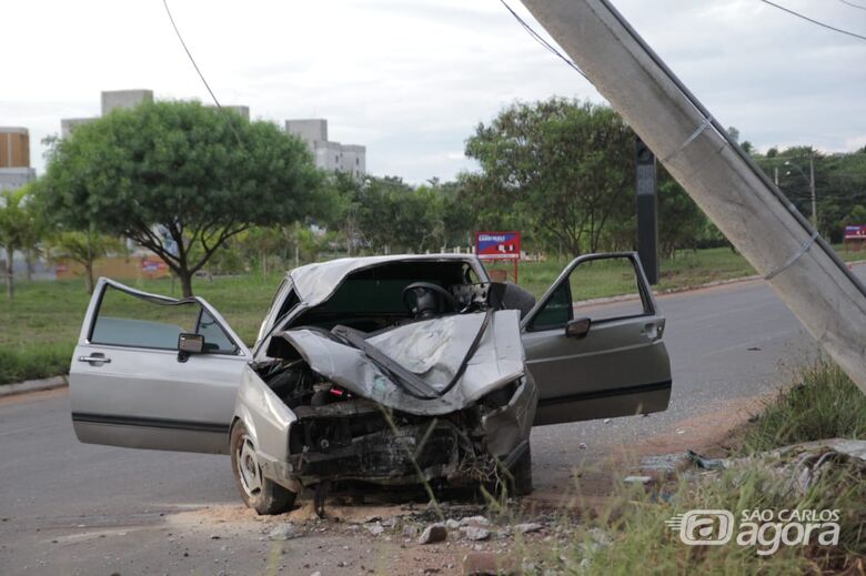Veículo ficou com a frente destruída - Crédito: Marco Lúcio