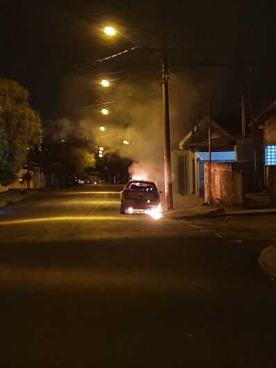 Carro ficou destruído após ser atingido pelo fogo - Crédito: Colaborador/SCA