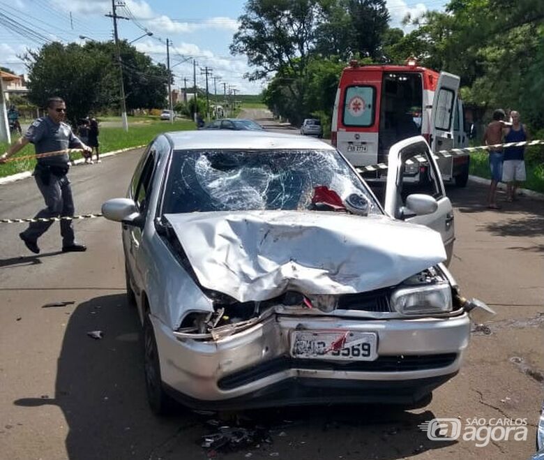 Gol ficou com a frente destruída após ser atingido pela motocicleta - Crédito: Corpo de Bombeiros