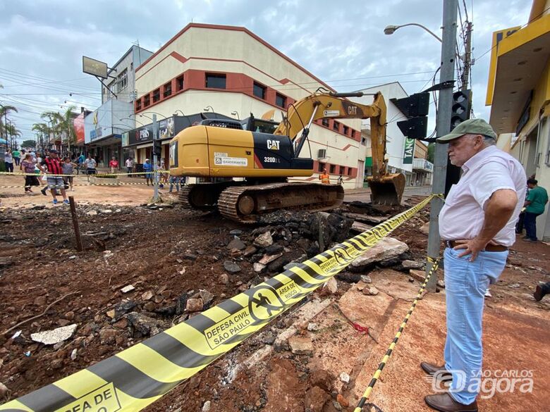 Prefeito Airton Garcia acompanha trabalho de recuperação da área central após enchente - Crédito: Divulgação