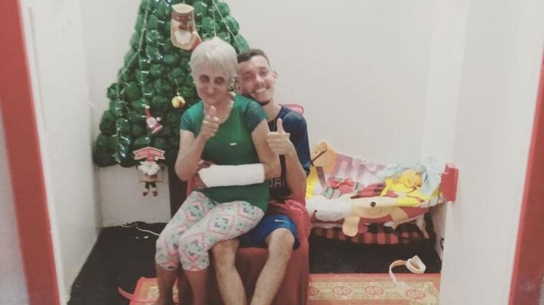 Foto mostra Maria Laura e o neto de 18 anos - Crédito: Arquivo Pessoal
