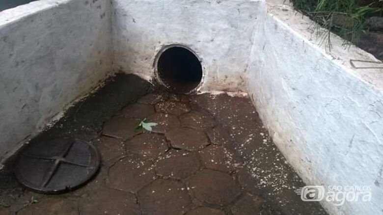 Bueiro que teria tragado a criança - Crédito: X-Tudo Ribeirão