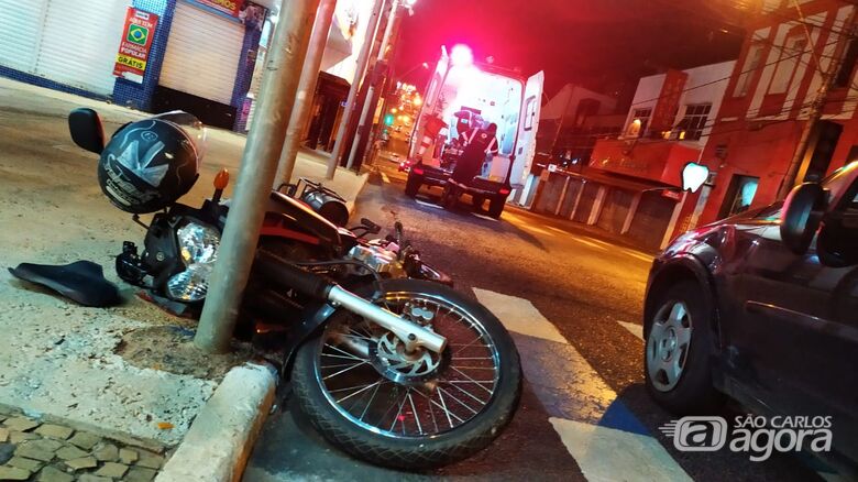 Moto ficou caída após a colisão - Crédito: Maycon Maximino