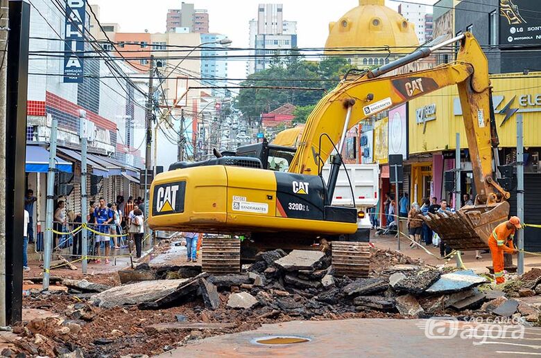 Máquina trabalha em local atingido por enchente no Centro de São Carlos - Crédito: Divulgação