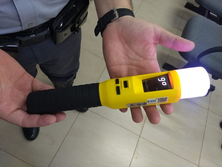 Policial exibe bafômetro passivo - Crédito: Repórter Naressi