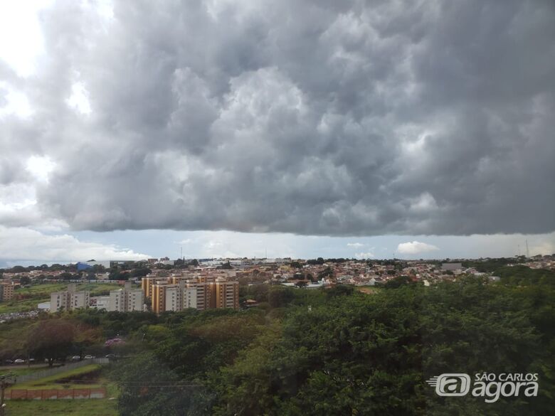 Nuvem carregada sobre a região sul de São Carlos - Crédito: Alex Pádua/Colaborador