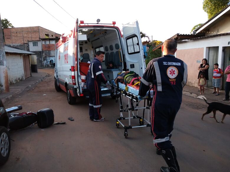 Motociclista sendo socorrido pelo Samu - Crédito: São Carlos Agora