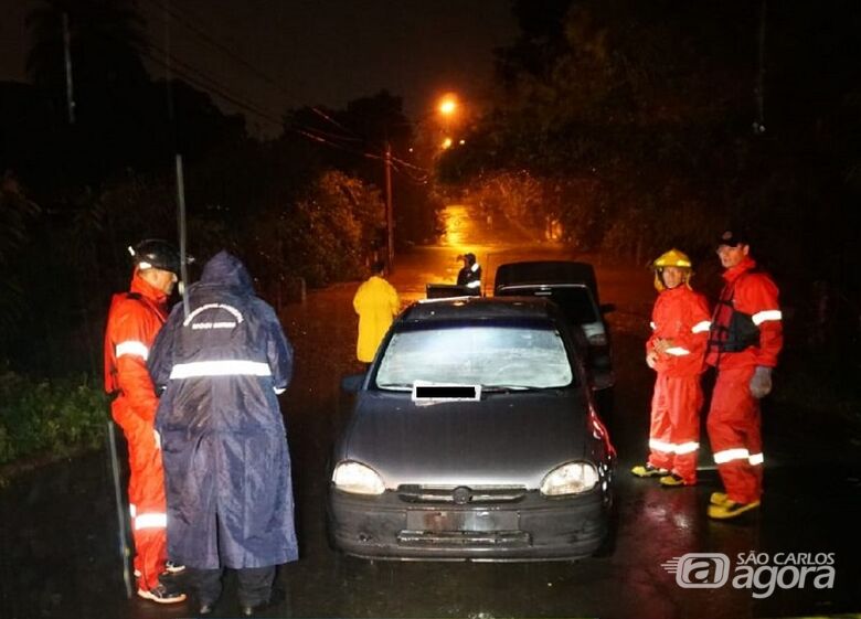 Mulher morre afogada após carro ser arrastado para dentro de córrego durante enchente - Crédito: Portal da Cidade de Mogi Mirim