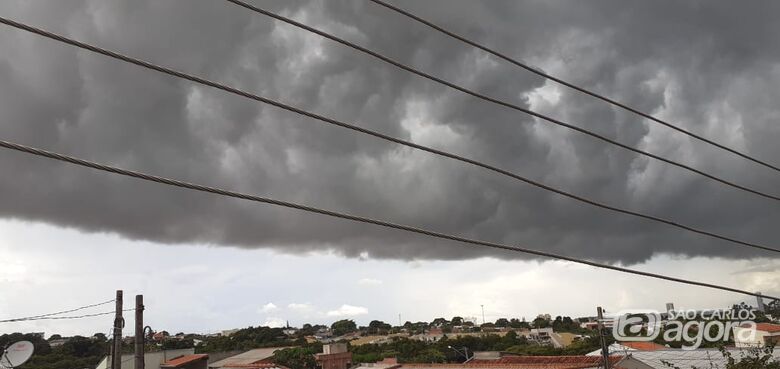 Leitor fotografou nuvem carregada na região do Santa Angelina - Foto Luciano Souza - 