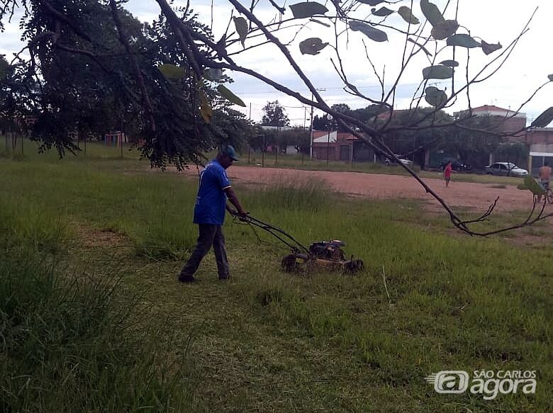 Morador do Munique roça praça abandonada e proporciona lazer seguro para as crianças - Crédito: Nelson Flávio Teixeira da Silva