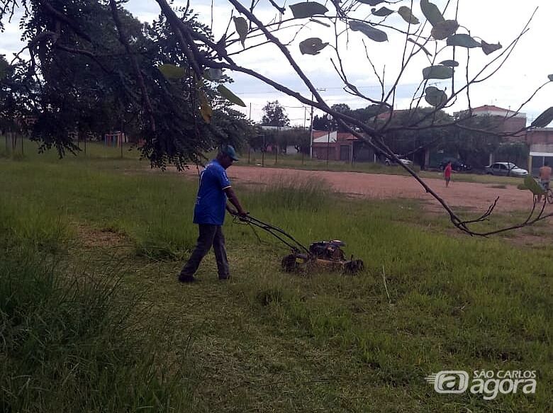 Morador do Munique roça praça abandonada e proporciona lazer seguro para as crianças - Crédito: Nelson Flávio Teixeira da Silva