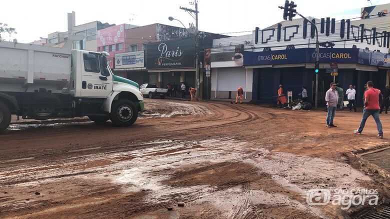 Prefeitura de Ibaté envia caminhões e funcionários para auxiliar na limpeza de São Carlos - Crédito: Divulgação