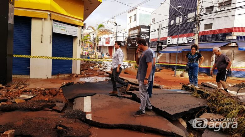 Após o rastro de destruição, tem início a limpeza no centro de São Carlos - Crédito: Divulgação