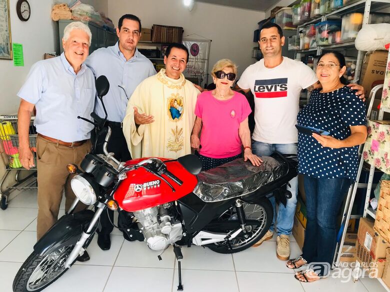 Ganhador repassa moto para projeto que cuida de crianças carentes - Crédito: Divulgação