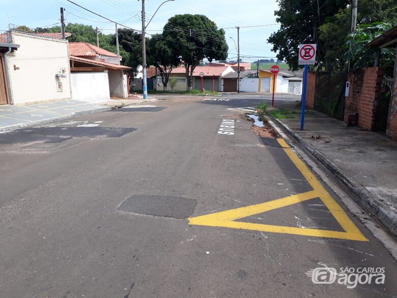 “Cratera” em rua deixa usuários do transporte público preocupados - Crédito: Marcos Escrivani