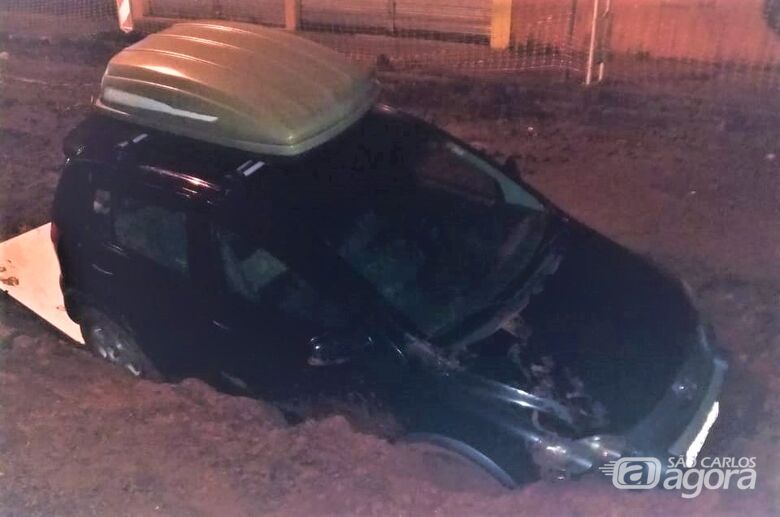 Motorista não obedece a sinalização e carro cai em buraco na rua Episcopal - Crédito: Divulgação