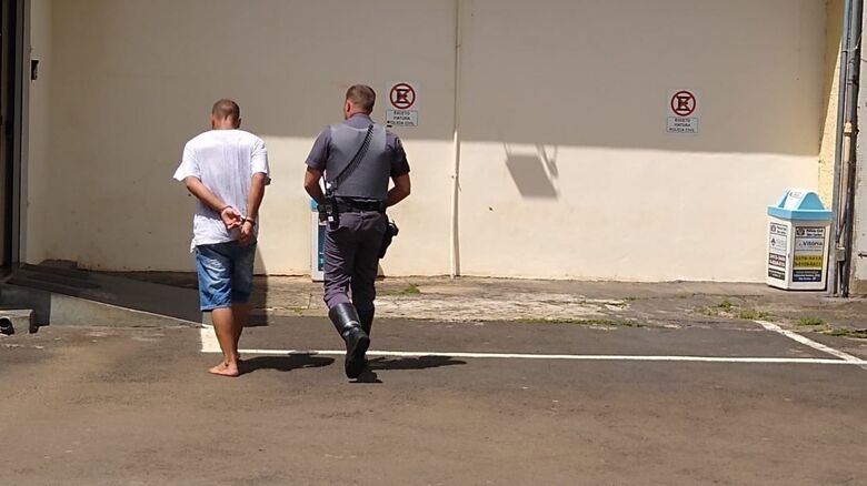 Homem furta porta de antiga fábrica para comprar drogas - Crédito: Luciano Lopes