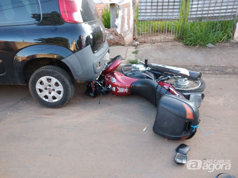 Após queda, moto vai parar embaixo de carro no Jardim Gonzaga - Crédito: São Carlos Agora