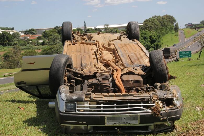 Jovem capota carro que pegou para experimentar antes de comprar - Crédito: Marco Lúcio