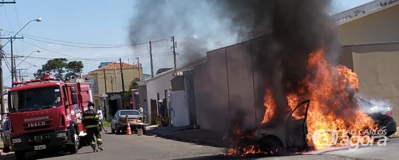 Incêndio consome carro na Vila São José; veja vídeo - Crédito: Maycon Maximino