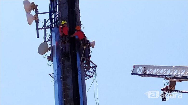 Bombeiros resgatam homem em plataforma de telefonia; após furtar, suspeito dormiu - Crédito: Maycon Maximino