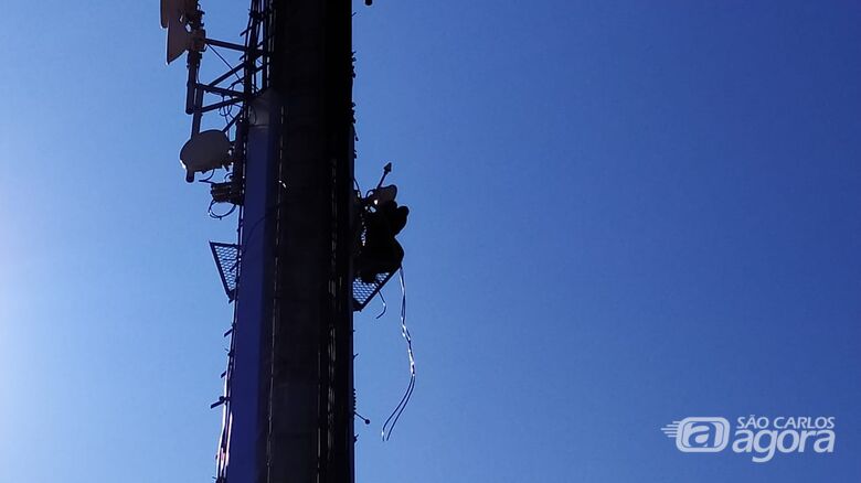 Bombeiros aguardam CPFL para retirar homem que está preso em plataforma de torre de telefonia - Crédito: Maycon Maximino