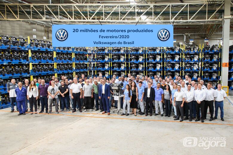 VW de São Carlos comemora a marca conquistada em fevereiro de 2020: marca de 20 milhões de motores - Crédito: Marcos Escrivani e Divulgação