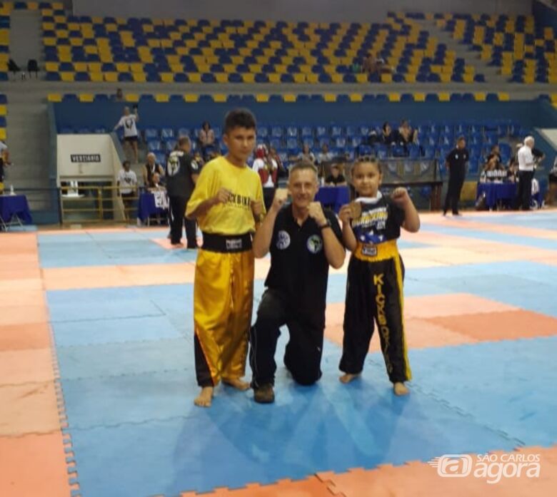 Os pequenos são-carlenses com o técnico: medalhistas em Piracicaba - Crédito: Divulgação