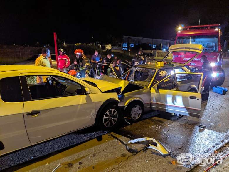Motorista possivelmente embriagado bate violentamente contra picape no Nova São Carlos - Crédito: Maycon Maximino