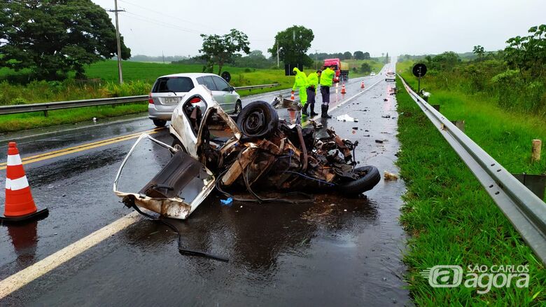 Corsa ficou destruído - Crédito: Maycon Maximino