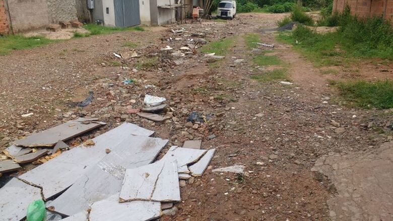 Intransitável: rua no Antenor Garcia não sabe o que é as'falto - Crédito: Divulgação