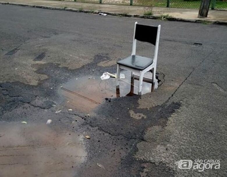 Cadeira no vazamento: "melhor esperar sentado" - Crédito: Divulgação