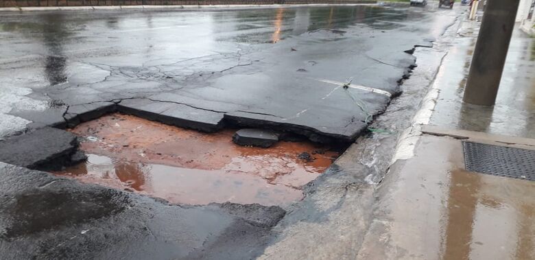 Chuva abre buraco perigoso na Getúlio Vargas - Crédito: Whatsapp SCA