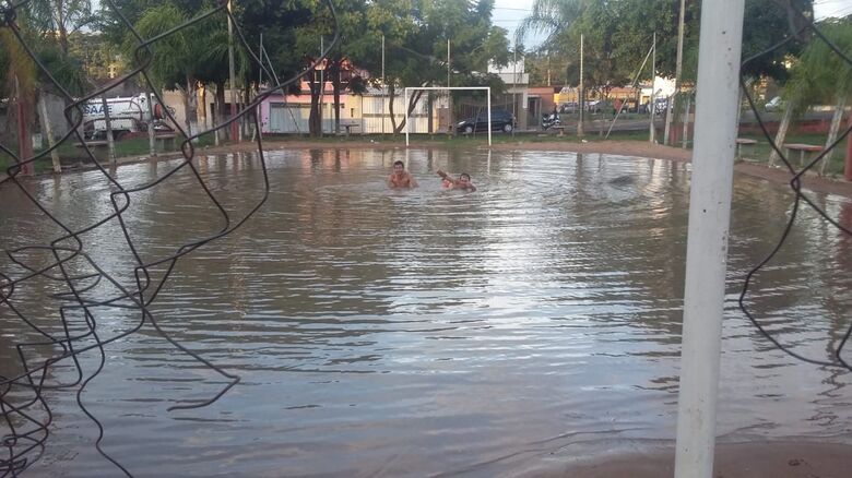 Moradores resolveram se aventurar e nadar na água - Crédito: Whatsapp SCA