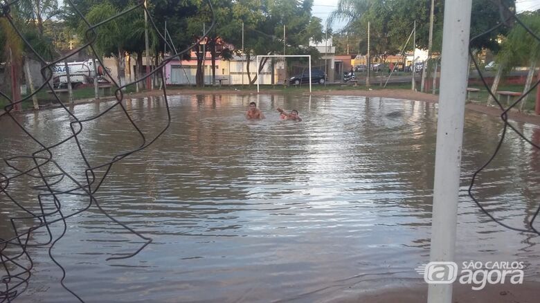 Moradores resolveram se aventurar e nadar na água - Crédito: Whatsapp SCA