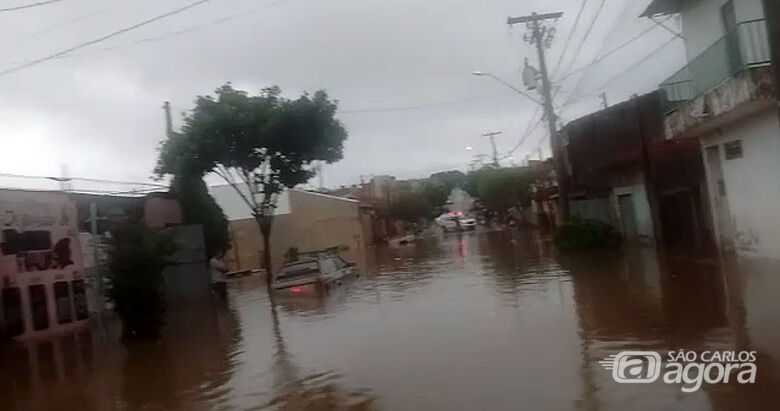 Rua fica completamente alagada no bairro Cidade Aracy - Crédito: reprodução