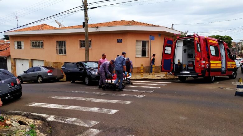 Vítima sendo socorrida pelo Corpo de Bombeiros - Crédito: Maycon Maximino