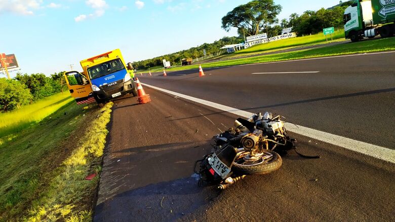 Moto ficou destruída após ser atingida por caminhão - Crédito: Maycon Maximino