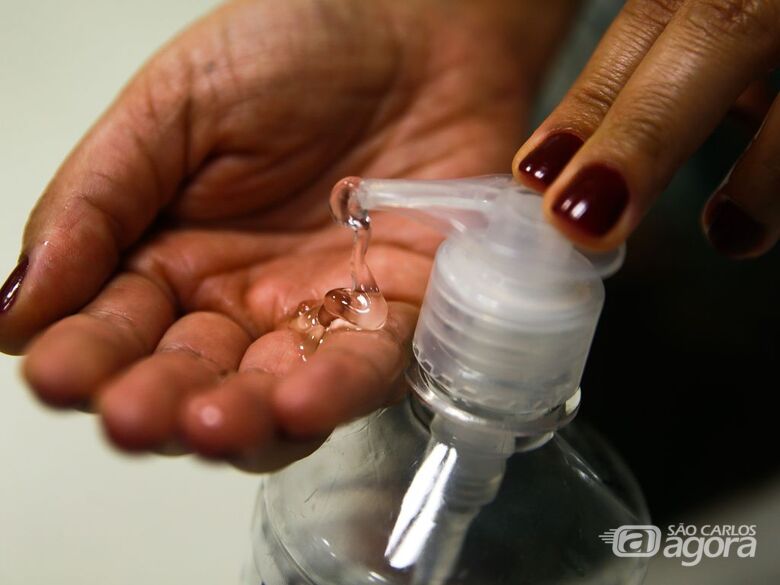 Uso de álcool gel para higiene das mãos como prevenção ao coronavírus é eficaz - Crédito: Agência Brasil
