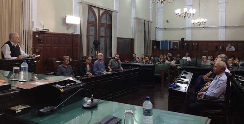 Autoridades da área discutiram plano municipal de gestão de resíduos sólidos - Crédito: Divulgação