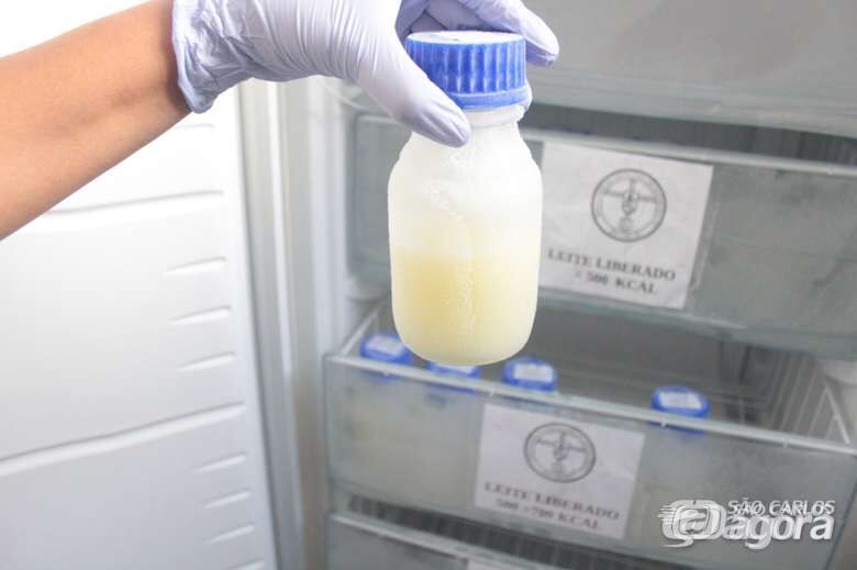 Frasco de leite doado por voluntária do Banco de Leite - Crédito: Alessandra Kuba