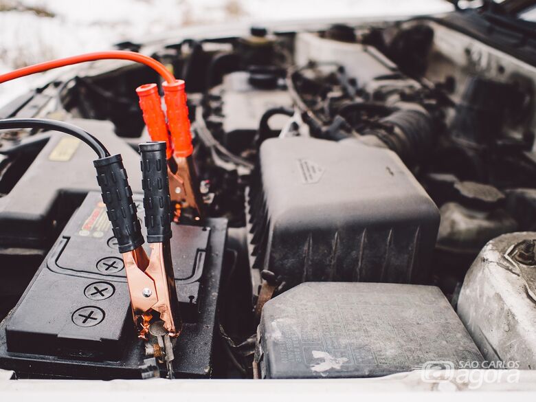 Cuidado para a bateria do seu carro não te deixar na mão - Crédito: Imagem de StockSnap por Pixabay