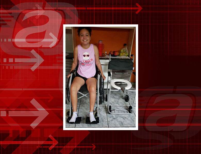 Beatriz feliz com a cadeira de rodas e de banho - Crédito: Arquivo Pessoal