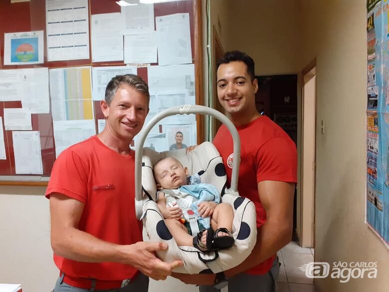 Após cinco meses, mãe e bebê vão ao quartel agradecer bombeiros que fizeram o parto - 